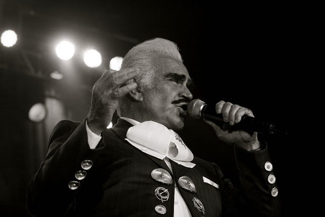 vicente_fernandez_en_el_azteca_saliendo_de_guateamala